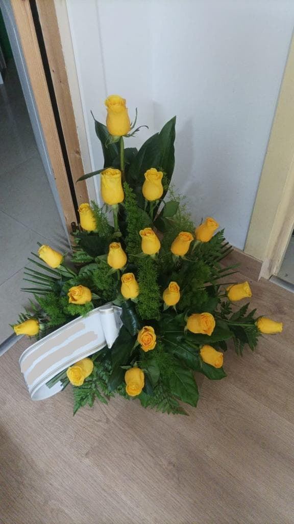 Centro de flores funerario con rosas amarillas - Imagen 1