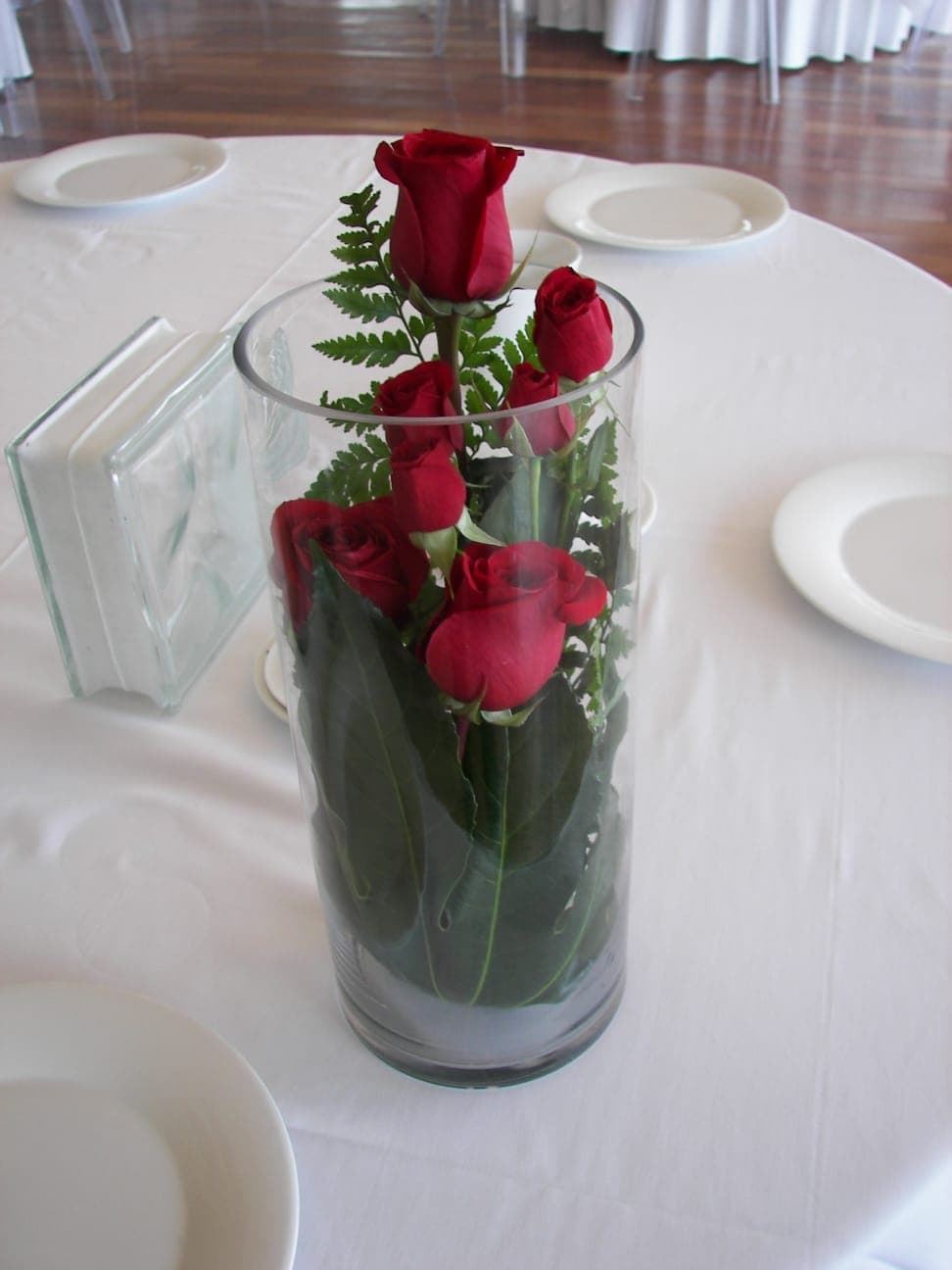 Centro de mesa con rosas para eventos - Imagen 1