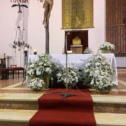 Arreglos florales para ceremonia tonos blancos - Imagen 2