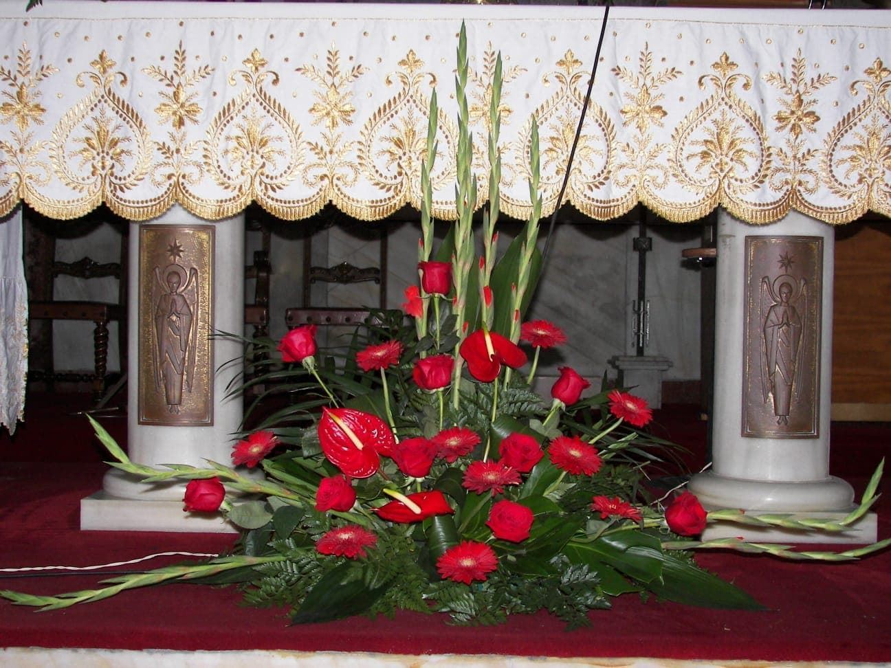 Arreglos florales para ceremonia tonos rojos - Imagen 1