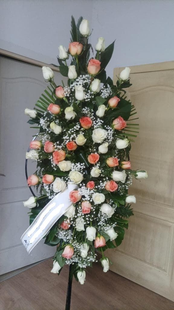Corona funeraria con rosas - Imagen 1