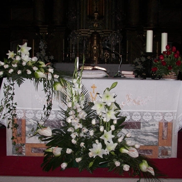 Decoración iglesia tonos blancos - Imagen 1