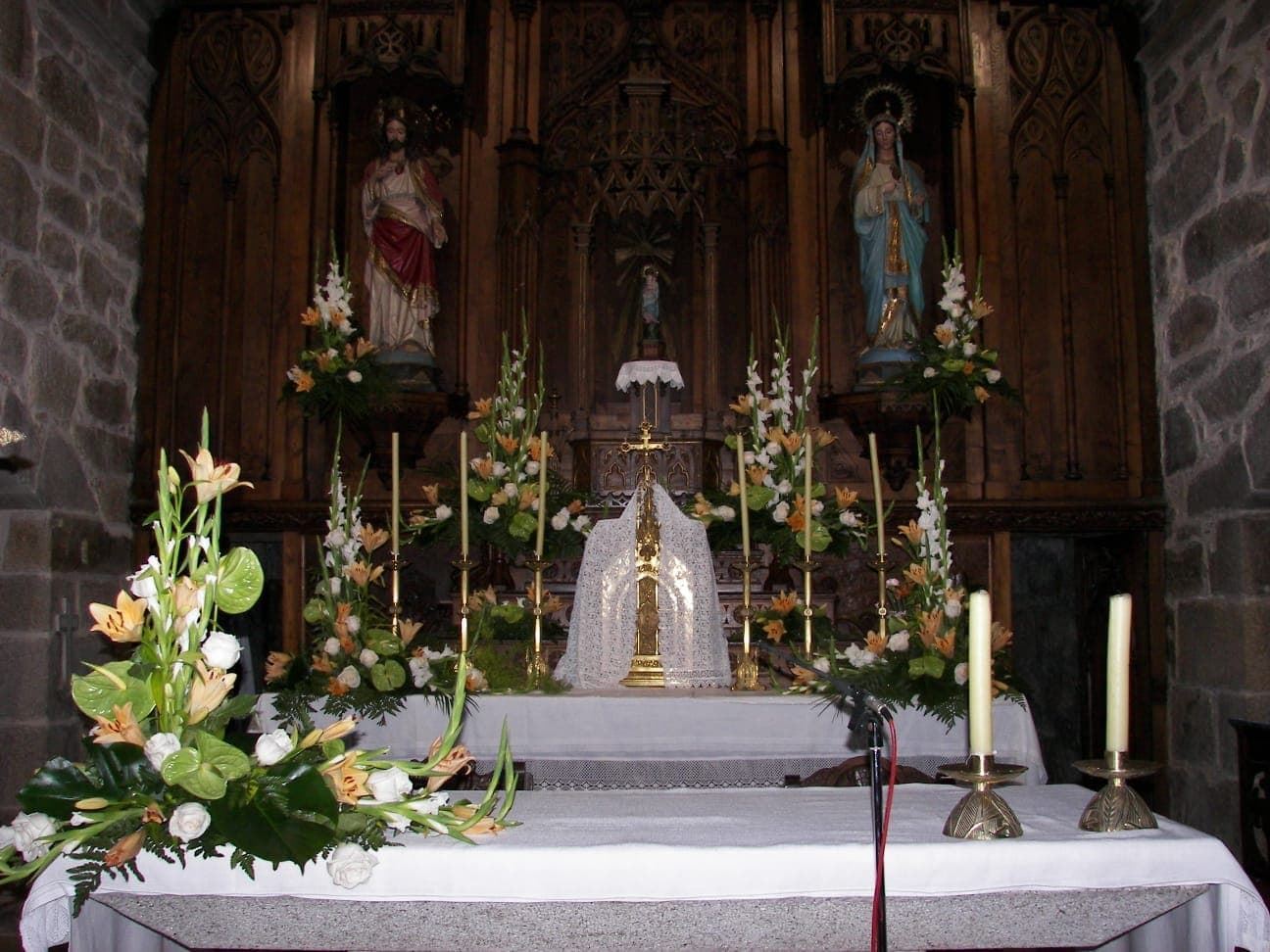 Decoración iglesia tonos suaves - Imagen 1